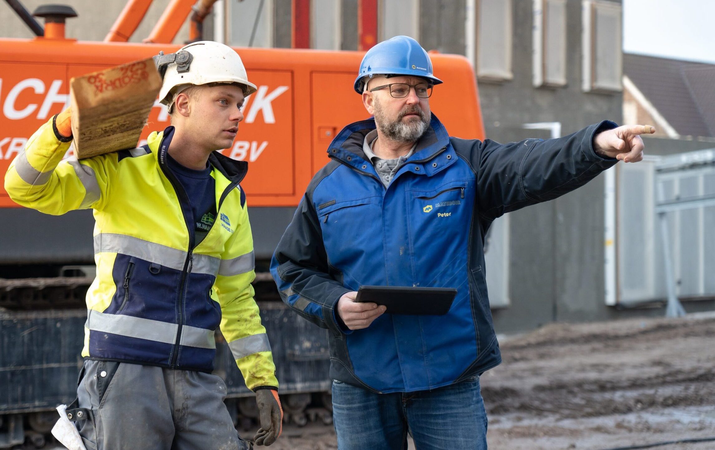 Stagiair met uitvoerder aan het werk op de bouwplaats