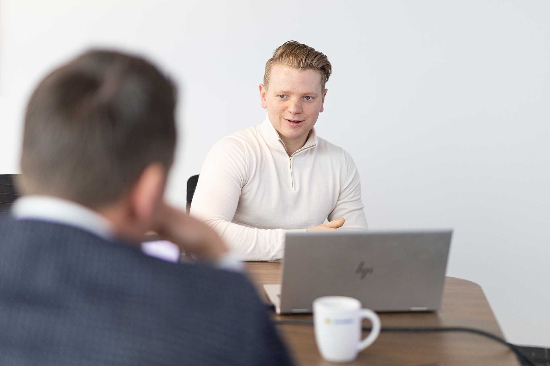 Een stagiair projectontwikkeling in overleg met stagebegeleider