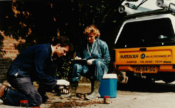 Collega's Milieutechniek voeren veldonderzoek op locatie uit in de jaren '90